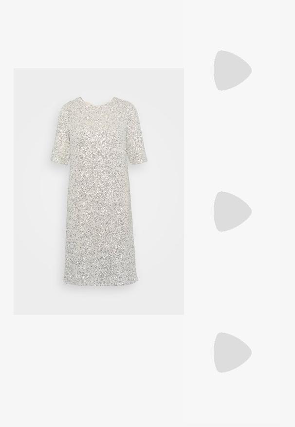 Ezüst flitteres ruha rövid ujjakkal, térdig érő fazon, kerek nyakú és csillogó textúrával, formális alkalmakra megfelelő.; Ezüst slingback magas sarkú cipő hegyes orral, fémszerű felülettel, két dekoratív pánttal és vékony sarkú, fekete végű dizájnnal.; Fekete bőr kézi táska sima textúrával. Állítható pánttal rendelkezik, és letisztult, minimalista dizájnja van cipzáros záródással.; Ezüst, dupla sávú gyűrű sima, polírozott felülettel. Folyékony, ívelt kialakítással rendelkezik, átfedő szakaszokkal, amelyek modern megjelenést kölcsönöznek.