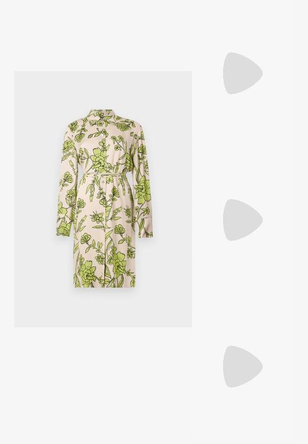 Rochie bej deschis, cu un model floral verde pe întreaga suprafață, cu guler, mâneci lungi, talie cu curea și design cu nasturi pe față.; Sandale negre cu toc înalt au curele subțiri cu un design legat, un vârf pătrat neted și un toc stiletto elegant.; Geantă metalică gri deschis, cu un strap din lanț, decorată cu mici ținte circulare metalice și un logo de marcă triangular.; Cercei rotunzi din argint cu un finisaj neted și strălucitor. Design ușor, având o formă rotundă și închidere cu tijă.