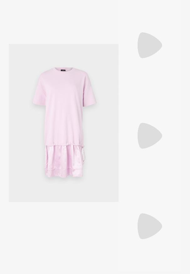 JOOP! TSUKI - Obleka iz džersija - pastel purple; Črne visoke sandale na peto imajo tanke naramnice z vozlom, gladek kvadratni toe in eleganten stiletto peto.; Svetlo siva kovinska torbica z verižnim ročajem, okrašena z majhnimi okroglimi kovinskimi bleščicami in trikotnim logotipom blagovne znamke.; Srebrne obročaste uhane z gladko, sijočo površino. Zaobljena oblika, lahka zasnova, z zapiranjem na zatič.