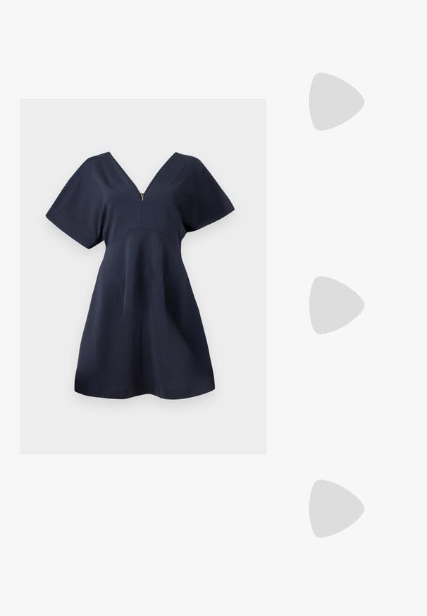 Vestido azul marino con escote en V, mangas cortas y un detalle de cremallera en la parte delantera. Forma en A con una textura suave y un diseño minimalista.; Las sandalias negras de tacón alto presentan finas correas con un diseño anudado, una punta cuadrada suave y un elegante tacón de aguja.; Bolso de mano metálico gris claro con una cadena como asa, adornado con pequeños remaches metálicos circulares y un logotipo de marca en forma triangular.; Pendientes de aro plateados con una superficie lisa y brillante, caracterizados por una forma curva y cierre de poste. Diseño minimalista con un acabado moderno.
