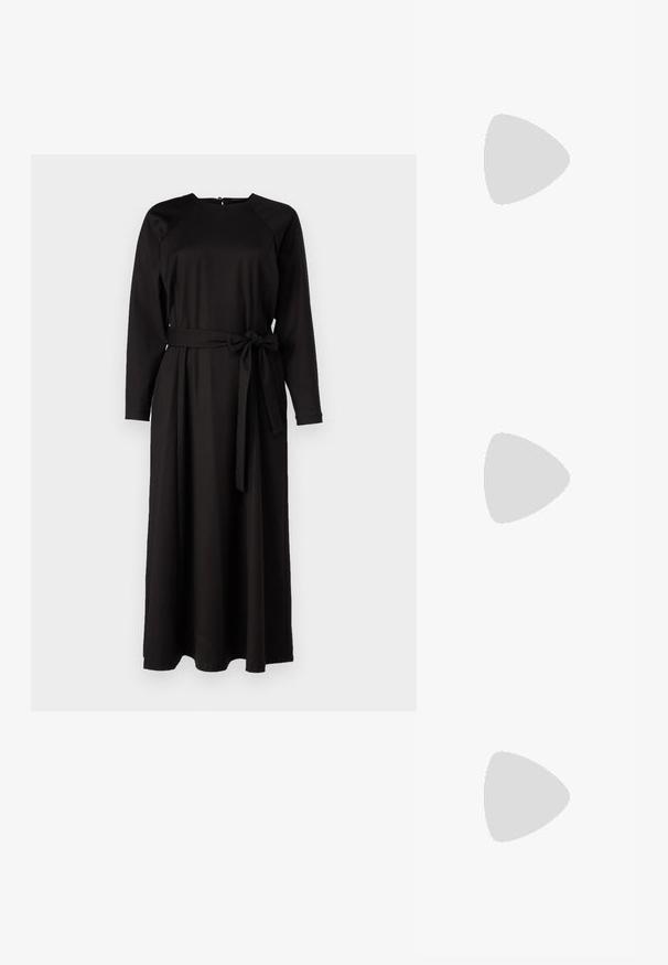 Svart langermet kjole laget av glatt stoff, med rund hals, innsnevret midje med belte og en flowy skjørt.; Svart spiss tå slingback-sko med lav hæl, laget av jevnt skinnmateriale og med utskåret design på siden for pusteevne.; Svart skinnhåndveske med buet form, smal håndtak, sølvfarge glidelås og Calvin Klein-logoen på forsiden. Glatt tekstur og minimalistisk design.; Gulltonede hoop-øreringen med en halvmåneform, polert overflate og hengsel-lukking. Glatt tekstur og reflekterende finish øker synligheten.