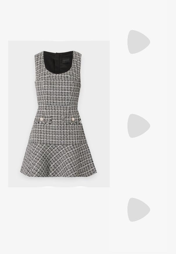 Juodai-balto tweed be rankovių su prigludusia liemene, plačiu sijonu ir dviem priekinėmis kišenėmis, papuoštomis apvaliais akcentais.; Juodos aukštakulnės sandalai pasižymi plonyčiais dirželiais su mazgo dizainu, lygiu kvadratiniu pirštu ir elegantišku stiletto kulnu.; Šviesiai pilka metalinė rankinė su grandinėlės dirželiu, papuošta mažais apvaliais metaliniais smeigėmis ir trikampiu prekės ženklu.; Sidabrinės auskarai žiedai su lygiu, blizgiu paviršiumi. Suapvalinta forma, lengvas dizainas, su uždarymu ant smeigtuko.