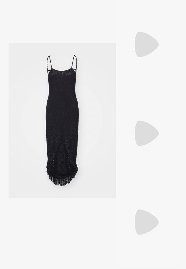 MIISTA SHIVY DRESS - Maksi garuma kleita - black; Melnas ādas sārta kurpes ar smailu purngalu, šauru augstu papēdi un dekoratīvu loku akcentu. Gluda tekstūra un elegants dizains.; Sudrabaini metāla plecu soma ar gludu tekstūru, izliekta dizaina, ķēdes siksnu un pulētu priekšējo paneli ar smalku logotipa gravējumu.; Sudeļi ar plūstošu spirālveida dizainu. Gluda tekstūra ar pulētu apdari. Iezīmējas ar maigu spīdumu un nav redzamu rotājumu.