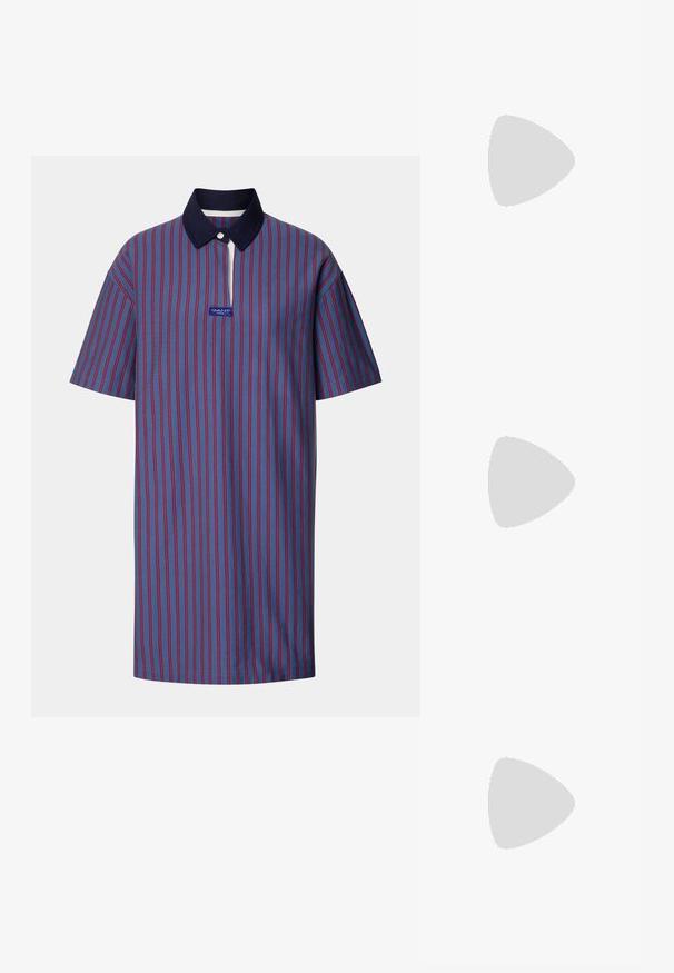 Polo às riscas em azul com riscas vermelhas, apresentando um colarinho azul marinho e um fecho de correr curto, feito de um tecido texturizado com um patch de logo.; Sapato slingback preto em couro, com bico pontudo, salto esguio e acabamento em metal dourado na parte superior. Textura suave e design estruturado.; Bolsa de mão de couro preto com um acabamento texturizado, apresentando duas alças superiores, uma alça de ombro destacável e um detalhe de fecho prateado.; Brincos de argola em acrílico transparente com detalhes em metal dourado e um acabamento polido. Apresentam um design circular suave.