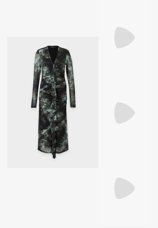 Långärmad klänning i svart och grön tie-dye mönster, med djup V-ringning, samlad tyg med ruffle-detaljer och en figursydd silhuett.; Svart mocka högklackad sandal med korsade remmar, en dekorativ silverfärgad accent och en plattformssula för extra höjd.; Svarta överdimensionerade solglasögon med gradientlinser, tjocka bågar och kedjedetaljer i guldton vid tempelarmarna.; Silverfärgad metallisk kuvertväska med en vinkelrät design, slät textur och kontrasterande innervärd, hålls i en hand som bär en svart kappa.