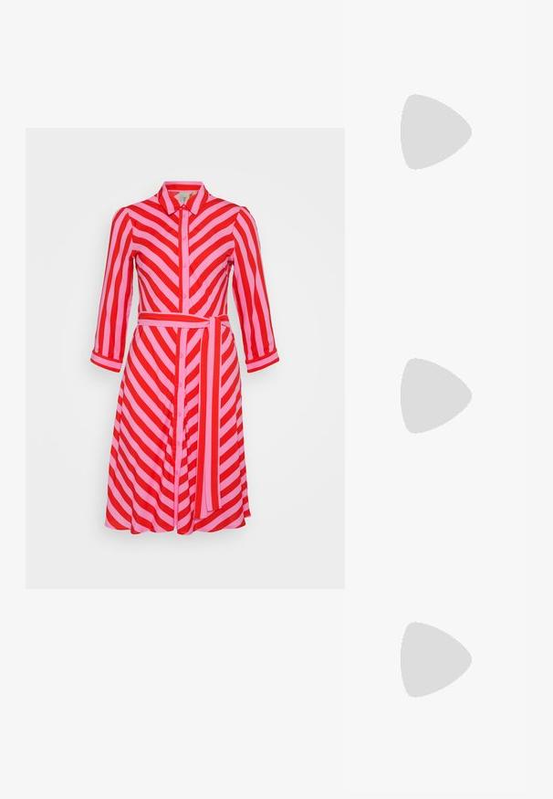 YAS YASSAVANNA SHORT SHIRT DRESS - Skjortklänning - cyclamen/bittersweet; Svarta lackläder slingback klackar med spetsig tå och geometrisk klack. Har en elegant, minimalistisk design och slät yta.; Svart läderhandväska med en böjd form, avtagbar rem och guldiga detaljer. Väskan har ett lock med en spänndetalj.; Ring i guldutförande med en organisk, vriden design, slät yta och avsmalnande ändar, vilket ger ett modernt, skulpturalt utseende.