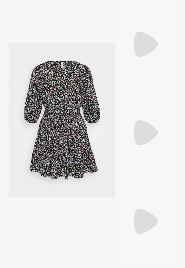 Svart blomsterkjole med pufferm, mønster i hvite, rosa og blå blomster, tettsittende midje og utsvingt skjørt; detalj med nøkkelhullåpning bak.; Sorte lakk lær slingback hæler med spiss tå, et avrundet utskjæringsdesign og blokkheel. Har en gulltone spenne som detalj.; Sorte oversized solbriller med gradient linser, tykke rammer og detaljering med gulltonekjede på tempelarmene.; Svart håndveske med strukturert form, jevn tekstur og metallisk lås. Kombinert med brede svarte bukser og sandaler med åpen tå på tregulv.; Klare og ravfargede harer, den ene glatt og gjennomsiktig, den andre med en teksturert, ravfarget finish. Begge har avrundede, kraftige design.