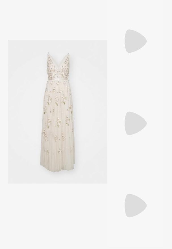 Needle & Thread POSY GOWN - Gallakjole - cream; Sorte patent slingback hæl med spids tå, prydet med tekstureret slangeskindsmønster, justerbar rem og en kort, tekstureret blokhæl.; Sort læder crossbody taske med to frontlommer, guldspænder, lynlåslukning og en slank rem. Struktureret overflade og kompakt rektangulær form.; Guldtonede øreringe med et rektangulært, klart krystal, der hænger under en række af små, runde klare accenter. Elegant, moderne design.