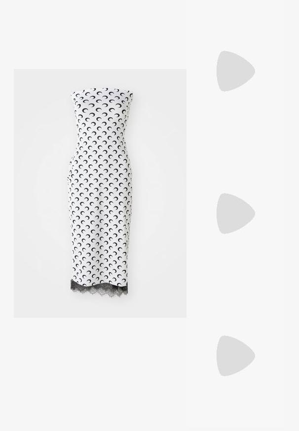 Prilagojen brez naramnic obleki, bela tkanina z vzorcem črnih polmesecov, čipkast rob na oblačilu, dolžina do kolen in gladka tekstura.; Črne lakaste slingback pete s koničastim nosom, ki imajo teksturiran vzorec kačje kože, nastavljiv trak in kratek teksturiran blok peto.; Črna usnjena torbica okrogle oblike, mehke teksture, z vozlanim ročajem in zlatimi kovinskimi dodatki. Zadrga za zapiranje.; Zlato obarvani uhani, ki vsebujejo pravokoten, prozoren kristal, obešen pod vrsto majhnih, okroglih prozornih dodatkov. Elegantna, moderna zasnova.