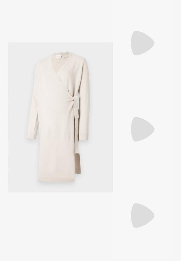 Rochie bej, dintr-un material moale, cu decolteu zimțat, mâneci lungi și un săculeț pe lateral. De lungime lungă, cu manșete canalate.; Cizmile negre din velur, până la genunchi, cu vârf ascuțit, toc mic și lateral neted. Design simplu fără hardware sau accente vizibile.; Geantă de umăr din piele neagră, cu o formă plată, accente de metal auriu și o curea ajustabilă. Textură netedă cu detalii de cusătură minime.; Cercei argintii în formă de floare cu un finisaj texturat, având cârlige lungi și detalii asemănătoare petalelor pentru un design complex.