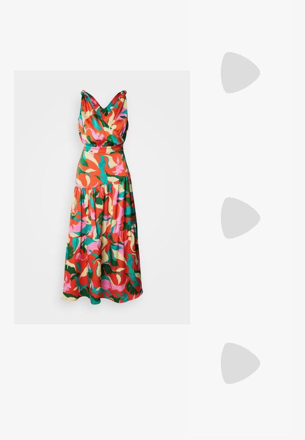 Többszínű virágmintás ruha piros, rózsaszín, zöld és sárga árnyalatokban, drapált, V kivágású bodicéval és rétegzett szoknyával.; Fehér magassarkú cipő sima anyagból, hegyes orral és bokapánttal. Világos bézs belső és aranyszínű hardver díszítés jellemzi.; Átlátszó műanyag négyzet alakú szemüveg, áttetsző lencsékkel, arany díszítéssel a szárakon a fokozott részletekért.; Barna bőr keresztbody táska ívelt formával, aranyszínű fémrészekkel és csat díszítéssel. Levehető vállpánttal rendelkezik.