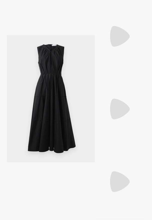 Vestido negro sin mangas con escote en forma de V, cuerpo fruncido y diseño de falda acampanada. Hecho de una tela suave con un sutil brillo. Cierre de cremallera en la parte posterior.; Bailarina de piel negra con punta redondeada, textura suave, detalle de costura minimalista y diseño de suela flexible.; Bolso de cubo negro de cuero con un acabado texturizado, acentos de hardware dorado y parte superior abierta. Cuenta con un asa corta y una correa de hombro ajustable.; Pendientes de botón en tono dorado con un diseño retorcido. Cada pendiente cuenta con un respaldo circular transparente para una sujeción segura.