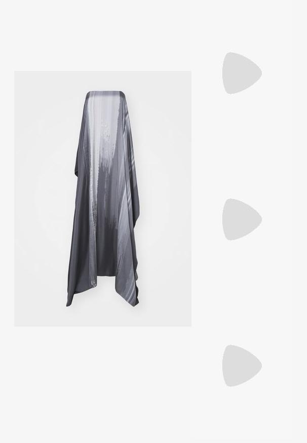 Châle gris à motif fabriqué à partir d'un tissu lisse et léger. Présente un design dégradé avec des rayures verticales de différentes nuances de gris.; Talons hauts en cuir noir avec un bout pointu, dotés d'un talon fin et d'un accent en ton or sur la lanière réglable. Texture lisse.; Sac à main en cuir noir matelassé avec une sangle en chaîne dorée et un fermoir en métal doré. Forme rectangulaire avec une surface texturée.; Boucles d'oreilles en plastique noir en forme de croissant avec une finition brillante. Équipées de matériel métallique mince pour le maintien.