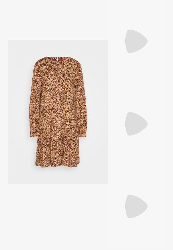 Rochie cu mâneci lungi, până la genunchi, într-un model floral vibrant care prezintă nuanțe de galben, roz și brun, cu o margine volanată și adunată.; Pantofi cu toc slingback din piele lacuită neagră, cu vârf ascuțit și toc geometric. Prezintă un design elegant, minimalist și o textură netedă.; Geantă hobo din piele neagră, cu o textură netedă, formă curbată și un singur bretele ajustabil; are o deschidere largă în partea de sus.; Cercei cercuri din aur cu un finisaj neted și strălucitor. Design circular cu un mic suport și un spate transparent pentru o purtare sigură.