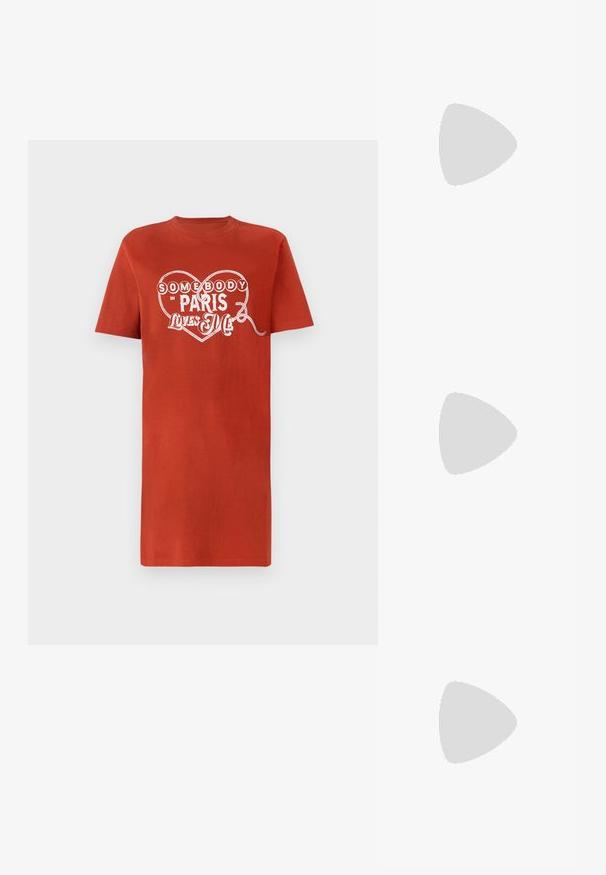 Rotes Baumwoll-T-Shirt mit kurzen Ärmeln, ausgestattet mit einem weißen Herz-Graphic und dem Text "Jemand in Paris liebt mich." Sanfte Textur.; Filippa K REY FLAT - Klassischer Ballerina - black; Schwarze Leder-Eimerhandtasche mit strukturierter Oberfläche, goldenen Hardware-Akzenten und offenem Design. Verfügt über einen kurzen Griff und einen verstellbaren Schultergurt.; Lauren Ralph Lauren KNOT STUD - Ohrringe - gold-coloured