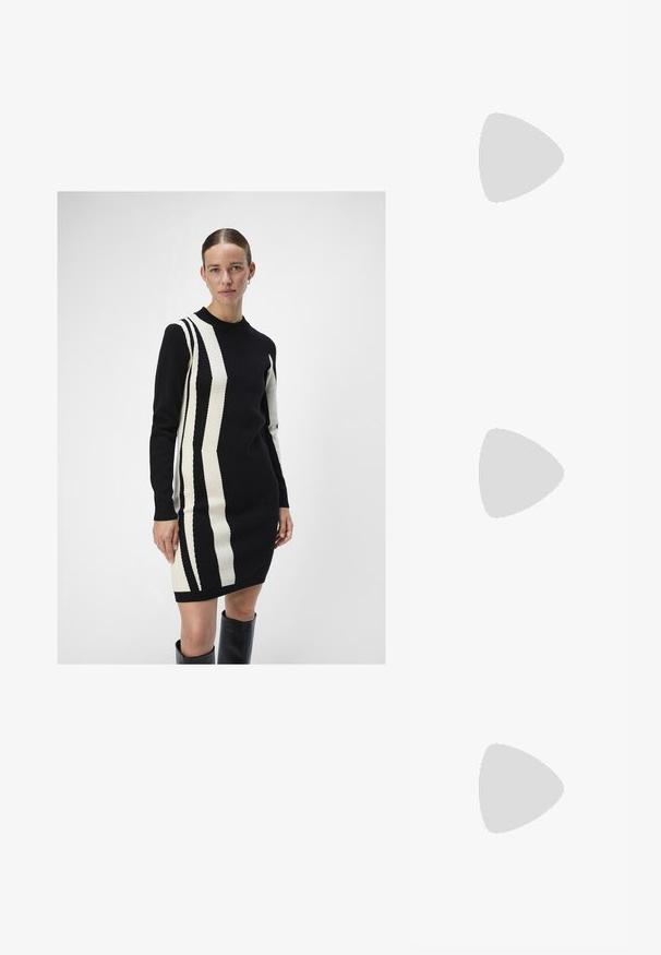 Stickad klänning i svart och kräm med vertikala randmönster. Har en rundad halsringning och långa ärmar, tillverkad av ett mjukt material.; Svart lackskinn ankle boot med fyrkantig tå och chunky geometrisk klack. Har en slät, glänsande yta och en bakre dragflik för enkel påklädning.; Sköldpaddsmönstrade solglasögon med ovala linser, bruntonade, tunna bågar med texturerat mönster, lätt plastbåge.; Svart läderhandväska med en böjd form, avtagbar rem och guldiga detaljer. Väskan har ett lock med en spänndetalj.