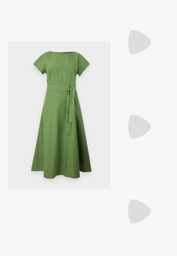 Zöld, térd fölé érő, pamutruha, testhezálló felsőrésszel, rövid ujjakkal és derékmegkötővel. A szoknya enyhén bővülő, sima tapintású, minimális varrással.; Fekete lakkbőr lapos cipő négyzet alakú orral, ezüst hardware-rel ellátott bokapánttal és lapos talppal. Simaságával és minimalista dizájnjával kiemelkedő.; Fekete bőr kézitáska, frufrus részletekkel, arany láncos vállpánttal és kivágott fogantyúval. Az elülső részen logó található.; Aranyszínű fülbevalók, több zuhanó lánccal, tiszta ovális strasszköves díszítéssel és dekoratív fülbevaló tetejével.