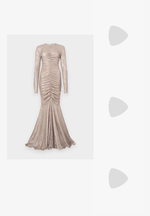 Ilga rankovė, prigludusi vakarinė suknelė rožinės aukso spalvos, su rauktomis detalėmis ir išplatintu apačiu. Pagaminta iš blizgučių audinio su lygiu paviršiumi.; Aštrus pirštas aukštakulnis batelis su sidabro, aukso ir nuogų spalvų deriniu. Blizgus paviršius su išpjovos dizainu, su stiletto kulnu.; Sidabrinė metalinė maišelio forma su švelnia, apvalia forma ir mazgu užveriamu viršumi. Pagaminta iš lygios dirbtinės odos medžiagos.; Sidabrinės pusmėnulio auskarai minimalistiniu dizainu. Apskritimo forma, lygus paviršius ir plonas profilis. Lengvi su poliruotu apdailu.