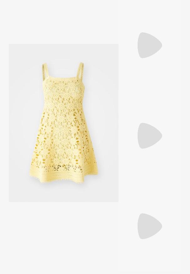 Robe au crochet jaune avec un décolleté carré, des bretelles fines et un motif floral. Présente une forme évasée avec un ourlet festonné.; Ballerine en cuir verni noir avec un bout carré, sangle de cheville avec des détails en métal argenté et semelle plate. Texture lisse avec un design minimaliste.; Maje MISS MINI - Sac bandoulière - noir; Boucles d'oreilles en ton or avec plusieurs chaînes en cascade, présentant des accents en strass ovales transparents et des dessus à clous décoratifs.