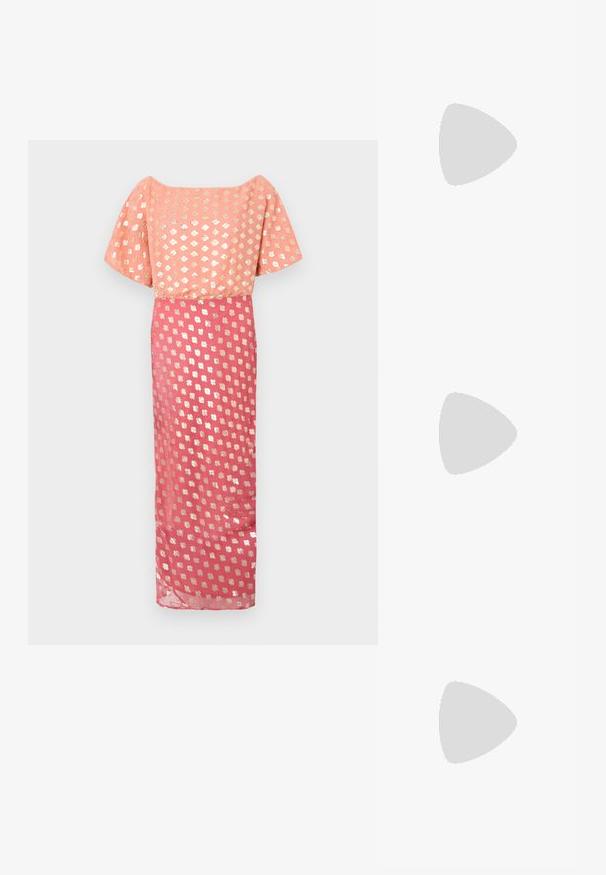 Lang kjole med en rosa overdel med et metallisk blomsterdesign, korte vide ermer, og et flytende skjørt med et lignende sølvmønster.; Svarte patentlær slingback hæler med spiss tå og geometrisk blokk hæl. Har et stilrent, minimalistisk design og jevn tekstur.; Brune skjellbriller med ovale linser, tynne stenger og gjennomsiktige detaljer. Har en subtil logo på stangen. Elegant, lett design.; Svart lærveske med en buet form, avtagbar stropp og gullbeslag. Vesken har et klaff med spenne-detall.