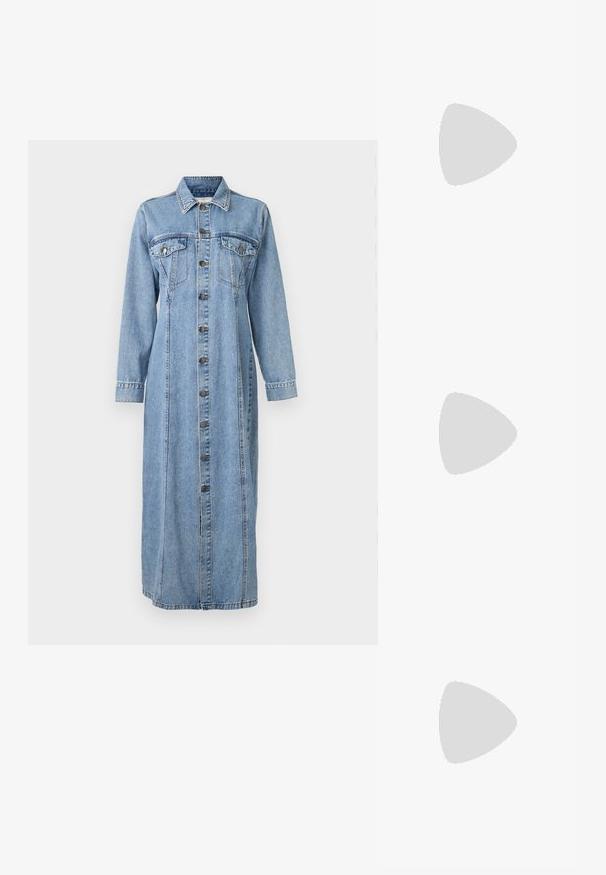 Denim skjortekjole med knaplukning fortil, to brystlommer, lange ærmer, krave og en løs, ankel-lang silhuet.; Sorte skinnankelsko med firkantet tå, glidelås på siden og blokkhæl mot en vanlig lys bakgrunn.; Svart håndveske med strukturert form, jevn tekstur og metallisk lås. Kombinert med brede svarte bukser og sandaler med åpen tå på tregulv.; Sølv dråpeøreringer med firkantet studs, med en glatt, polert overflate og en tåreformet design som reflekterer lys med en blank overflate.