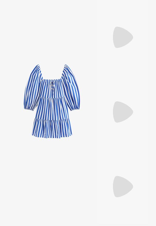 New Look STRIPED SMOCK TIERED MINI - Vardagsklänning - blue pattern; Vit högklackad sandal med en kraftig klack, med ett remdesign och ankelband. Slät textur med en plattform framtill för ökad höjd.; Guldmetallbågade glasögon med ovala linser, smala skaft och klara näskuddar. Har subtila gångjärnsdetaljer och genomskinliga linser.; Vit axelväska med en strukturerad yta, en centralt placerad spänneaccent och en rundad form. Dragkedjestängningar på båda sidor.