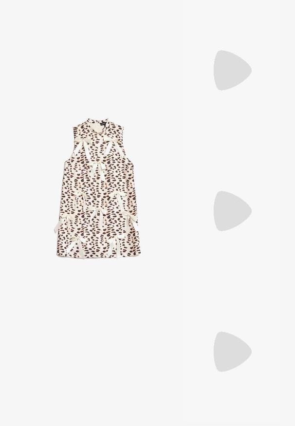 Vestido mini sem mangas bege com estampa de leopardo castanho-escuro e múltiplos laços de cetim creme dispostos na frente e ao centro.; Sandy em verniz preto com salto slingback, ponta afilada e salto geométrico. Apresenta um design elegante e minimalista com textura suave.; Óculos tortoiseshell castanhos com lentes ovais, hastes finas e acabamentos transparentes. Apresenta um logótipo subtil na têmpora. Design elegante e leve.; Bolsa de couro preta com forma curva, alça destacável e detalhes em dourado. A bolsa possui uma aba com detalhe de fivela.