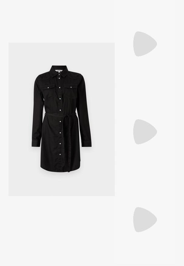 Rochie din bumbac cu mâneci lungi, de culoare neagră, cu închidere prin butoni, două buzunare la piept și un cordon detașabil pentru conturare.; Tricou alb din bumbac, cu un grafic mare, viu colorat de homar roșu pe față. Mâneci scurte și un guler standard de tip crew neck.; Adidași albi tip pantofi sport cu glezna din pânză, cu talpă din cauciuc negru, capac de vârf din cauciuc frontal și șase ochiuri pentru șireturi, având un design curat și minimalist.; Geantă de mână din piele roșie, cu un design unghiular și geometric. Dispune de o singură curea ajustabilă și un sistem de închidere cu clapetă, cu detalii cusute.