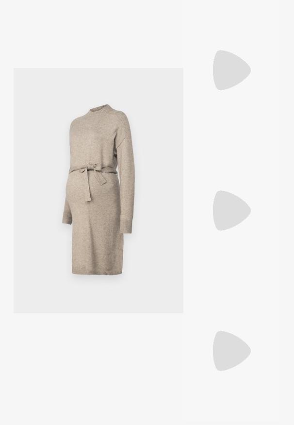 Vestito premaman tricot in beige chiaro con scollo rotondo, maniche lunghe e cintura in vita. Presenta polsini a coste e un design di lunghezza media.; Maglietta per maternità nera a coste con maniche corte, orlo scallop e design aderente per adattarsi a una pancia in crescita. Texture liscia.; Sneaker bianco realizzato in materiale sintetico liscio, con punta arrotondata, design con lacci, suola piatta e delicati dettagli perforati.; Borsa nera con forma strutturata, texture liscia e una chiusura metallica. Abbinata a pantaloni neri larghi e sandali open-toe su un pavimento in legno.