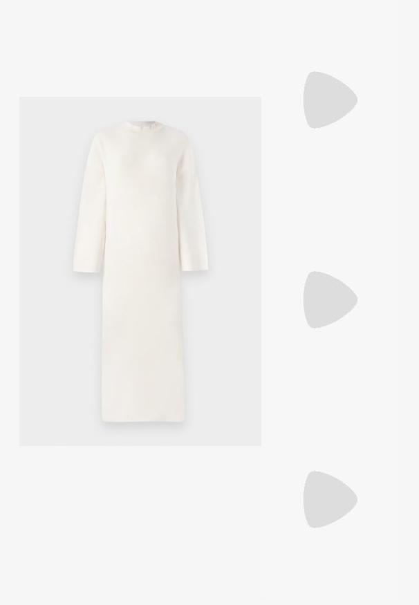 Robe blanche longue avec un col rond, des épaules tombantes et des manches longues. Texture douce et design minimaliste sans motifs ni accents.; T-shirt en coton blanc avec un grand graphisme de homard rouge vif sur le devant. Manches courtes et design à col rond standard.; Baskets montantes en toile blanche avec semelle en caoutchouc noir, capuchon en caoutchouc à l'avant, et six œillets pour les lacets, présentant un design épuré et minimaliste.; Sac à main en cuir rouge avec un design angulaire et géométrique. Il dispose d'une seule sangle ajustable et d'une fermeture à rabat avec un detailing cousu.