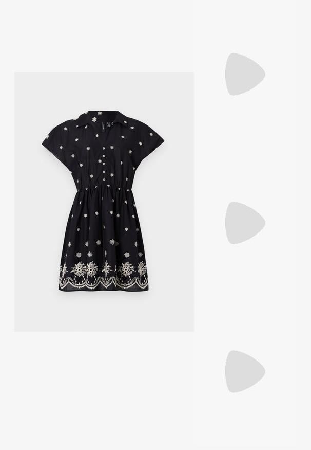 Juodas suknelė su trumpomis, plačiomis rankovėmis, saga priekyje ir susirinkusia juosena. Yra balti gėlių siuvinėjimai ir dekoratyvus apdaila apatiniame krašte.; Aštrus pirštas aukštakulnis batelis su sidabro, aukso ir nuogų spalvų deriniu. Blizgus paviršius su išpjovos dizainu, su stiletto kulnu.; Sidabrinė metalinė maišelio forma su švelnia, apvalia forma ir mazgu užveriamu viršumi. Pagaminta iš lygios dirbtinės odos medžiagos.; Sidabrinės pusmėnulio auskarai minimalistiniu dizainu. Apskritimo forma, lygus paviršius ir plonas profilis. Lengvi su poliruotu apdailu.