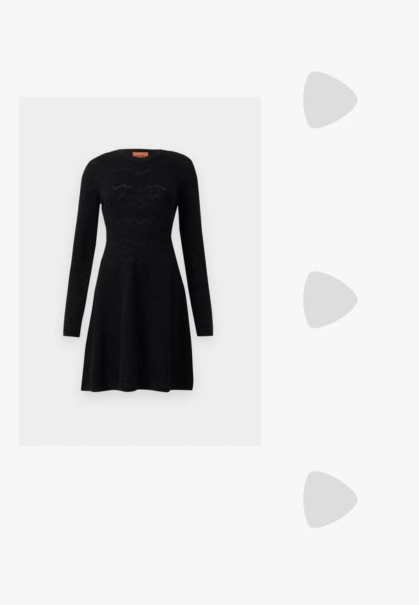 Svart långärmad klänning med ett strukturerat zickzackmönster, rund halsringning och A-linjeformad siluett. Mjuk stickad kvalitet.; Svart lackskin slingback-häl med spetsig tå, med texturerad ormskinnsprint, justerbar rem och en kort, texturerad blockklack.; Svart läderaxelväska med två framfickor, guldspännen, dragkedjestängning och en smal rem. Texturerad yta och kompakt rektangulär form.; Guldtonade metallörhängen i en kurvad, avlång form. Har en slät, glänsande yta och en rundad spets för en extra detalj.