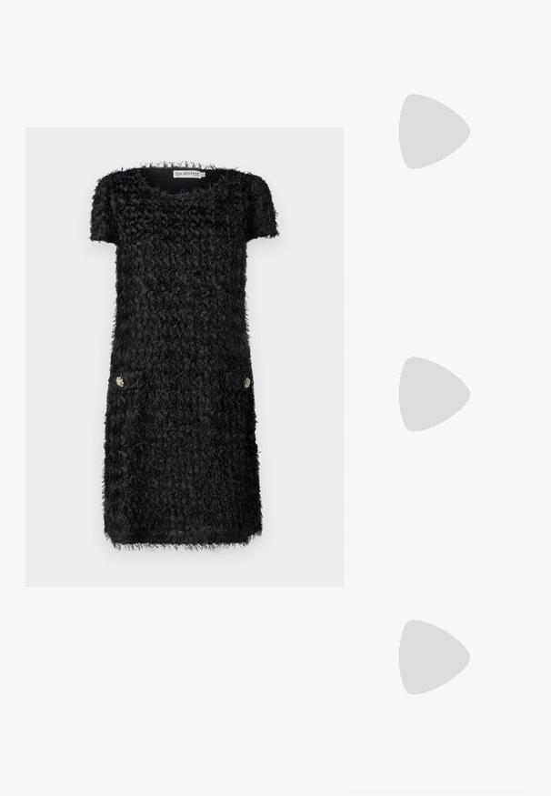 Musta mekko lyhyillä hihoilla, tekstiilissä on rakenne, joka sisältää röyhelökoristuksia, ja edessä on kaksi taskua, joissa on koristeelliset hopeiset yksityiskohdat.; Musta nahkainen ballerina, jossa on pyöristetty kärki, sileä pinta, minimaalinen ommelkoristelu ja joustava pohjamuotoilu.; Musta nahkakäekott, millel on frantsiisidetailid, kuldne õlgade rihm ja lõikega käepide. Ees on logo paigutus.; Kultaketjua roikkuvat korvakorut, joissa on useita putoavia ketjuja, ja selkeitä ovaaleja rhinestone-akselteja sekä koristeelliset niittitoppaukset.