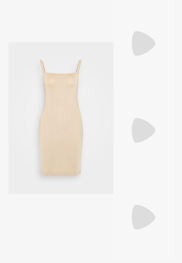 Gola haljina bez rukava, s tankim naramenicama, besprijekornim dizajnom i glatkom teksturom. Ima uski kroj i midi dužinu.; Crne lakirane slingback visoke potpetice s šiljastim vrhom, zaobljenim izrezom i blok potpeticom. Sadrži akcent zlatnog tona s kopčom.; Crna torba s teksturiranom površinom, dvostrukim gornjim ručkama i podesivom remenom za rame. Ima zlatne metalne detalje i bočne džepove.; Srebrne naušnice u dizajnu uvrnutih obruča, s teksturiranom površinom i rebrastim detaljima, osigurane kopčom na post.