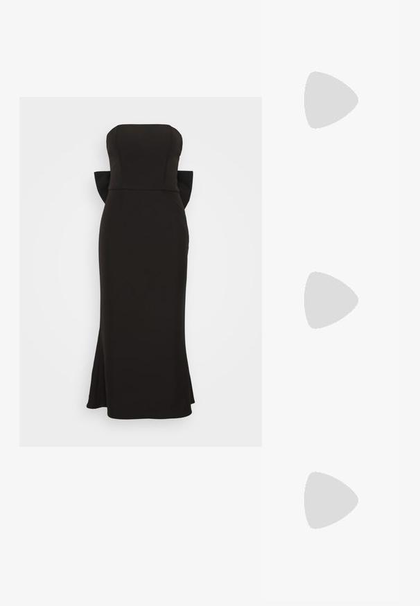 Schwarzes, trägerloses Kleid mit einem taillierten Oberteil, ausgeflügelten Stoffakzenten an den Seiten und einem leicht ausgestellten Saumdesign. Glatte Textur insgesamt.; Schwarze Ledersandale mit einem gedrehten Oberdesign, quadratischer Zehenpartie und einem niedrigen Blockabsatz, ausgestattet mit einer glatten Textur und minimalistischen Stil.; Schwarze Cat-Eye-Sonnenbrille mit matter Oberfläche, grauen getönten Gläsern, scharfen Kanten und schlanken Bügeln. Der Markenname ist auf dem inneren Bügel sichtbar.; Schwarze gewebte Tragetasche mit langen Tragegriffen, ausgestattet mit einem abnehmbaren schwarzen Beutel mit goldfarbenem Logo, strukturiertem Oberfläch und offenem Design.