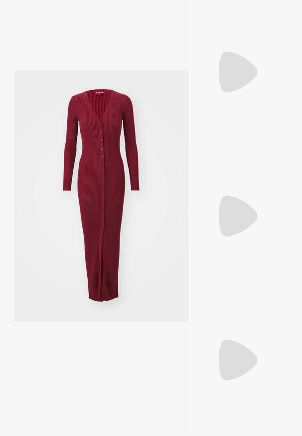 STAUD MAXI SHOKO  - Vestido de punto - syrah; Zapato de slingback negro de piel con punta afilada, correas decorativas con ojales de metal y un tacón bajo y ancho. Superficie texturizada.; Bolso tote de cuero negro con dos asas en la parte superior, una correa de hombro desmontable y el logo en relieve "MICHAEL KORS" en la parte frontal. Textura suave.; Pendientes de aro dorados con un diseño suave y redondeado, acabado pulido. Los pendientes tienen una forma compacta y robusta, y un cierre sin costuras.