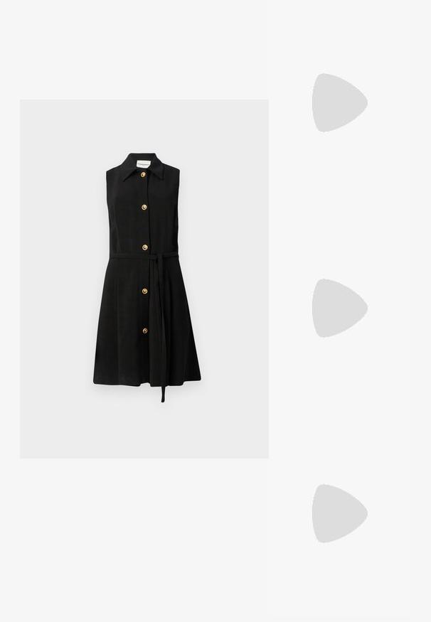 Robe noire sans manches avec un col, accents de boutons dorés sur le devant et une ceinture en tissu à la taille. Texture lisse et forme évasée.; Pompe à talon slingback en or scintillant avec un bout pointu, une fine bride de cheville et un talon élancé. La surface présente une finition métallique texturée.; Sac en cuir noir porté en travers avec deux poches avant, boucles dorées, fermeture zippée et une sangle fine. Surface texturée et forme rectangulaire compacte.; Boucles d'oreilles avec clou en métal doré et design torsadé. Chaque boucle d'oreille est dotée d'un arrière transparent circulaire pour un port sécurisé.