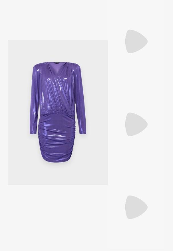 Violetti kietaisumekko, jossa on pitkät hihat, kiiltävä pinta sekä rypytetty yksityiskohta vyötäröllä ja hameessa, mikä luo muotoillun siluetin.; Valkoinen lyhythihainen t-paita, joka on valmistettu ribbytedusta kankaasta. Pyöreä pääntiie, normaali istuvuus ja hienovaraiset ompeluyksityiskohdat. Ei kuvioita tai grafiikkaa.; Musta nahkainen ballerina, jossa on pyöristetty kärki, sileä pinta, minimaalinen ommelkoristelu ja joustava pohjamuotoilu.; Ruskea nahkainen käsilaukku, jossa on läppäkiinnitys, kultasävyiset yksityiskohdat, olkahihna ja sileä pinta. Kompaktin suorakaiteen muotoinen.