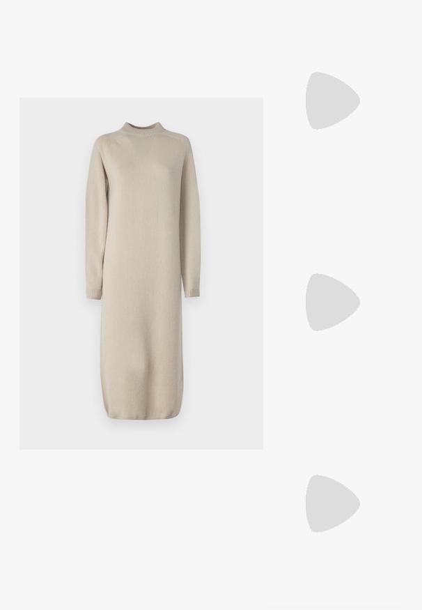 Robe en tricot beige avec col montant, manches longues et poignets côtelés. Dotée d'une coupe décontractée et d'un ourlet droit. Texture douce.; Botte de cheville en cuir noir avec un bout pointu et un petit talon, finition lisse, fermeture éclair sur le côté, présentée sur un fond neutre.; Sac à main marron, texturé, fabriqué en matériau en polaire doux, de forme rectangulaire, avec deux poignées supérieures et une bandoulière marron amovible.; Trois anneaux en métal : un en or rose, un en or avec des accents texturés, et un en argent, tous avec une gravure de marque à l'intérieur de la bande.