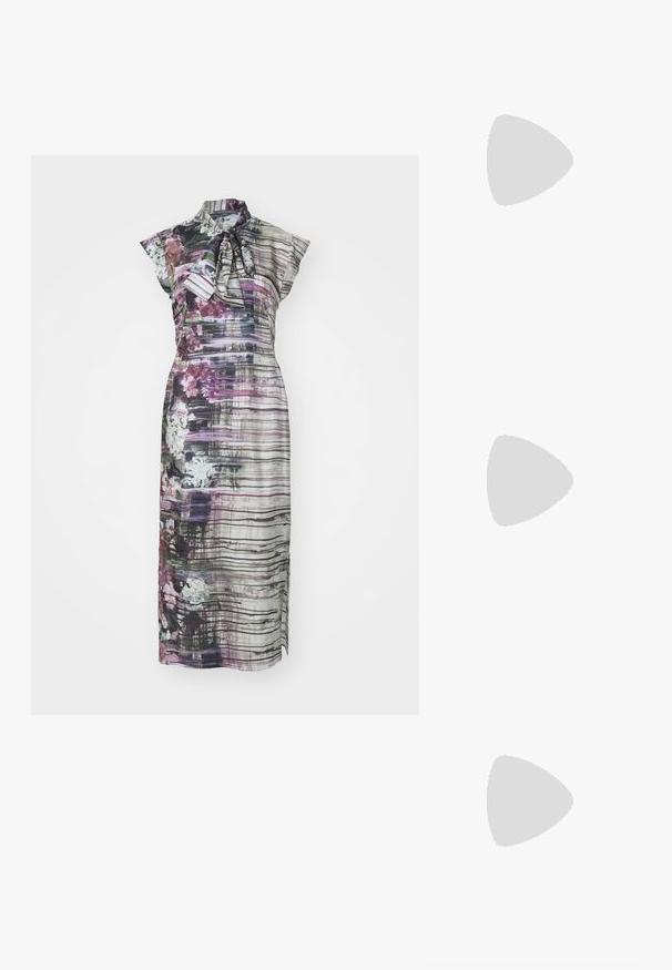 Kleid mit floralem Muster, hohem Kragen, kurzen Jabotärmeln und Bindedetails, mit vertikalen Streifen in Lila, Grau und Weiß.; Schwarze Leder-Sandale mit dünnen Riemen, niedrigem Blockabsatz und quadratischer Spitze. Sie verfügt über einen Schnallenverschluss und eine glatte Textur.; Schildpatt-Sonnenbrille mit einem massiven, rechteckigen Rahmen. Dunkle Gläser und goldfarbene Akzente an den Bügeln. Glatte, glänzende Oberfläche.; Silberne Perlenohrringe in geschwungener Bohnenform. Glatte, glänzende Oberfläche und mit einem Stecker- und Rückverschluss gesichert.