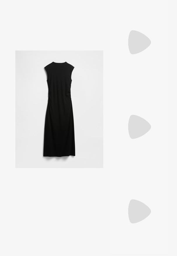 Vestido preto sem mangas com decote redondo, apresentando detalhes franzidos nas laterais, feito de um tecido suave e leve.; Sapato slingback preto em pele patentada com bico apontado, tiras no tornozelo apresentando fivelas e acessórios prateados, e um salto elegante.; Bolsa de mão metálica dourada com um design estruturado, textura suave e alça ajustável. Apresenta uma forma triangular única e costura minimalista.; Brincos em tom de ouro com formas onduladas e texturizadas. Inclui studs escultóricos com presilha e um design de argola aberta com um acabamento martelado.