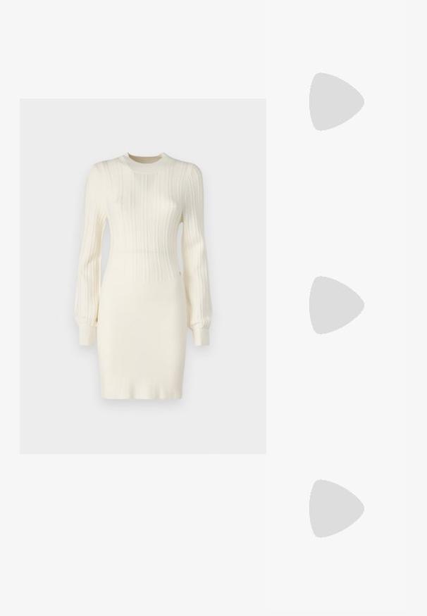 Pletené šaty v krémové barvě s žebrovanou texturou, s dlouhými rukávy, přiléhavým střihem a kulatým výstřihem. Ozdobené jemnými detaily.; Černý špičatý slingback s nízkým podpatkem, vyrobený z hladké kůže, s výřezem na boku pro lepší prodyšnost.; Černá kožená kabelka s zakřiveným designem, zlatými akcenty a horním uchem. Vybavena elegantním zavíráním a hladkým povrchem.; Tři kovové prsteny: jeden růžově zlatý, jeden zlatý s texturovanými detaily a jeden stříbrný, všechny s vyrytým brandingem na vnitřním boku.