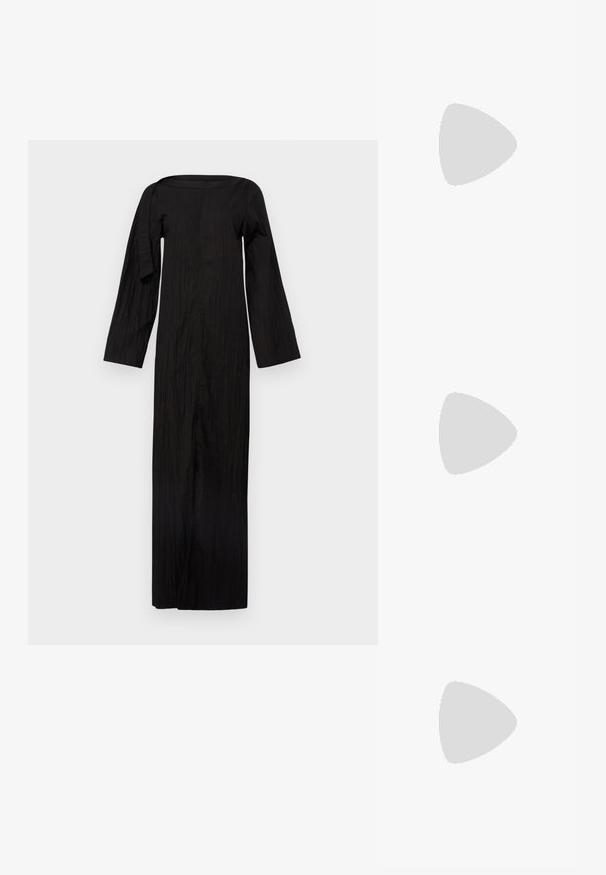 Svart langermet kjole med firkantet hals, laget av teksturert stoff, med en asymmetrisk design detalj på den ene armen.; Beige blokk-høydesandaler med tynne stropper og firkantet tå. Glatt materiale med minimale detaljer, designet for enkel bruk.; Beige faux skinnveske med klaffelukking, justerbar stropp og minimalistisk design. Har diskret søm og preget merke.; Sølv hoop øredobber med en glatt overflate og en rad med små klare steiner langs bunnen, med en post-back lukking.