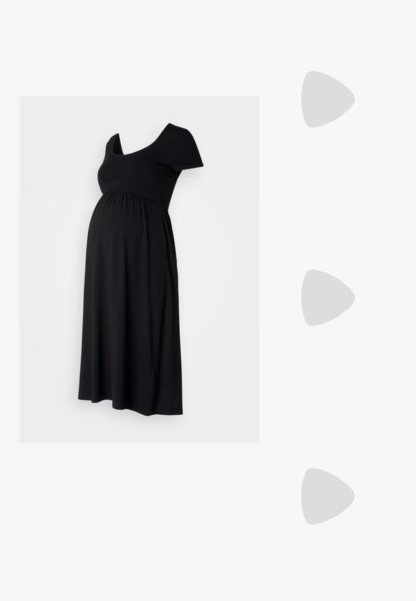 Crna haljina za trudnice napravljena od mekog materijala, s kratkim rukavima, prilagođenim gornjim dijelom i visokim strukom koji prelazi u suknju do koljena.; Crne lakirane slingback visoke potpetice s šiljastim vrhom, zaobljenim izrezom i blok potpeticom. Sadrži akcent zlatnog tona s kopčom.; Crne prevelike sunčane naočale s gradijentnim lećama, debelim okvirom i zlatnim lancem kao detaljem na krakovima.; Crna torba s oblikom koji sadrži strukturu, glađu teksturu i metalnu kopču. Uparena s širokim crnim hlačama i sandalama na otvorenom s drvenog poda.