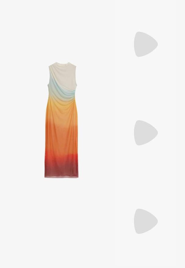 Hihaton mekko, jossa on läpikuultava muotoilu. Mekossa on ombre-väriyhdistelmä vaaleansinisestä oranssia ja punaista, ja se on valmistettu pehmeästä, kevyestä kankaasta.; Musta nahkainen slingback-kengät, joissa on terävä kärki, koristeelliset hihnat ja reikäkoristeet, kohtuullisella stiletto-kannan korkeudella. Sileä tekstuuri.; Mustan nahkabagin olkahihna on kaareva, kiiltävä hopeinen varustus ja irrotettava nimilappu. Pintateknologia on sileä ja siinä on hienovaraisia ompelutietoja.; Kultaketjun, jossa on epäsäännöllisiä teksturoituja linkkejä ja Y-mallinen roikkuva osa, jota korostaa keskellä oleva riipus, joka muistuttaa kerroksittain asetettuja kolikoita.