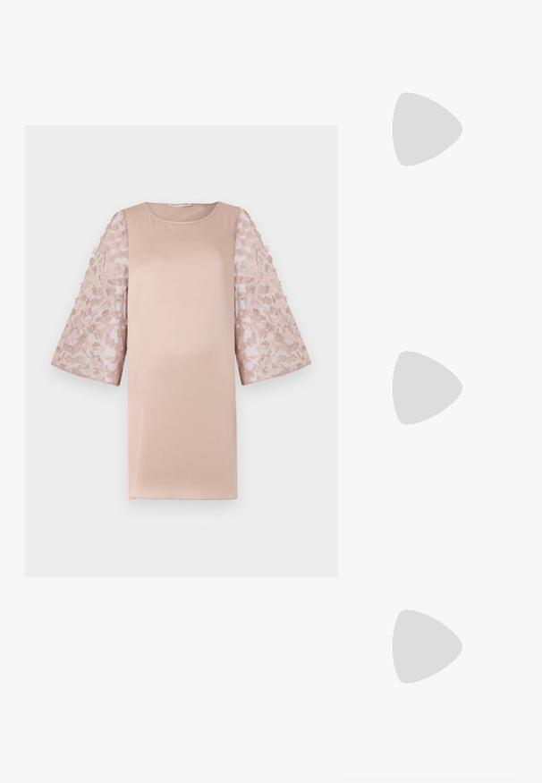 Hele roosa kleit solide bodice'i ja läbipaistvate lillelise pitsist varrukatega. Omab ümmargust kaelust ja vaba lõiget, rõhutades elegantset disaini.; Valged nahast tossud, madala ülaservaga disain, millel on sile tekstuur, ümar varvas, nööridega esiosa ja väike tikand logoga küljel.; Must mustast mustakoti, millel on kuldne riistvara ja millel on lukuga sulgemine. Kanda üle keha halli kampsuni peal.; Kuldse tooni sõlm kõrvarõngad, millel on keeratud disain. Igal kõrvarõngal on ringikujuline läbipaistev tagaosa, mis tagab kindla kandmise.