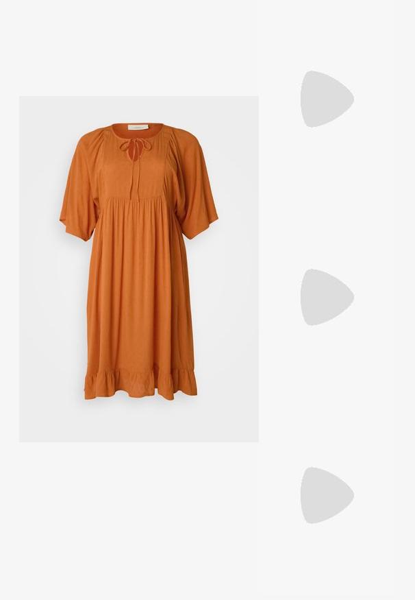 Vestido laranja de manga curta com decote redondo, detalhe de laço, corpete franzido e saia com babados. Tecido texturizado com pontos padronizados subtis.; Sandal de pele bege com tiras cruzadas, salto baixo e detalhes pretos. Textura suave e design minimalista.; Óculos de sol tartaruga com uma armação redonda e robusta e lentes castanhas. Apresenta padrões subtis e hastes direitas e afinadas.; Clutch metálico dourado com uma forma suave e arredondada, apresentando um fecho de botão superior e uma pequena alça em corrente para transporte.