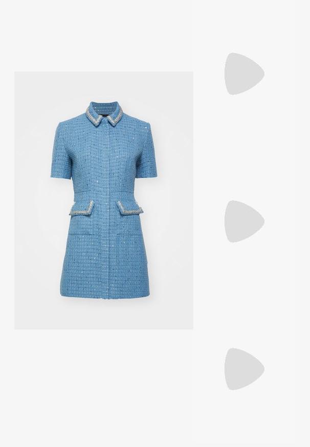 Maje RILYA - Skjortklänning - bleu; Svart lacklädersplattork med fyrkantig tå, ankelrem med silverfärgad detalj och platt sula. Slät yta med minimalistisk design.; Svart läderhandväska med fransdetaljer, guldkedja som axelrem och ett handtag med urtag. Har logotyp placering framtill.; Guldtonade örhängen med flera fallande kedjor, prydda med klara ovala rhinestone-accenter och dekorativa stuvar.