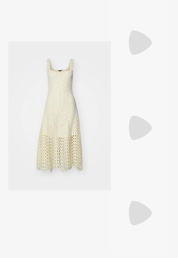 Maje RUSSELKING - Strikkjoler - jaune; Sorte patenteret lædersko med firkantet tå, ankelrem med sølvhardware og flad sål. Glat tekstur med minimalistisk design.; Maje MISS MINI - Skuldertasker - noir; Guldtonede øreringe med flere kaskadende kæder, der har klare ovale rhinestein-accenter og dekorative studtoppe.