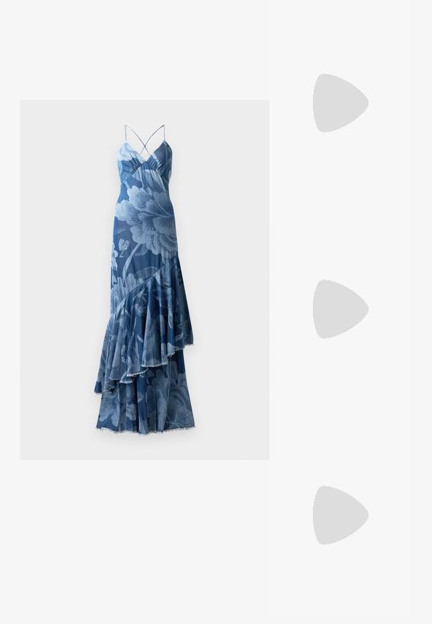 Vestido floral azul com um design de babados em camadas, alças finas e um acabamento texturizado. Apresenta um padrão floral ousado e uma bainha desfiada.; Sandal com salto em verniz preto, bico fino, salto esguio e um design de recorte subtil. Apresenta uma fivela dourada na alça.; Bolsa de mão branca em couro com acabamento texturizado, featuring a corrente dourada e detalhes pretos. Inclui um bolso frontal e fecho com zipper.; Colar de couro com um cordão redondo castanho e um grande pingente dourado em forma de respingo, brilhante, com um corte central.